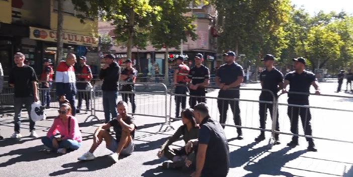 LIVE  Policia  blindon  me gardh metalik disa rrugë  protestuesit ulen përtokë  Çfarë ndodh para Kuvendit