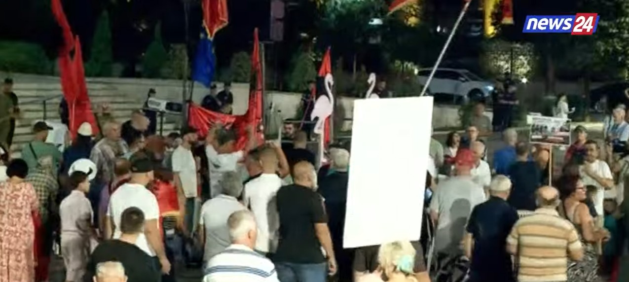 103 ditë revoltë  Nis protesta e qytetarëve para Kryeministrisë  Rama jep dorëheqjen