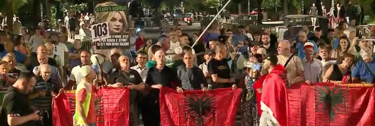 Nuk ndalet revolta  Nis marshimi nga sheshi  Skënderbej  drejt Kryeministrisë  Shqipëria kërkon revolucion 