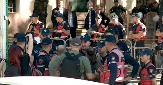 LIVE  Përplasje te Ministria e Brendshme  shoqërohen disa protestues  mes tyre Dritan Goxhaj