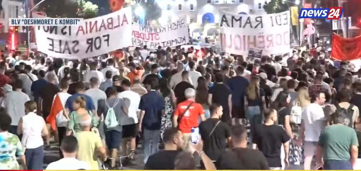 Hiqini kapelet   Thirrjet e forta në bulevard  Nuk shitet Shqipëria  arrestoni Ballukun