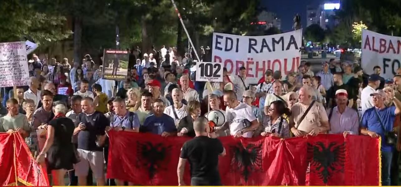  Nuk shitet Shqipëria    Sot dita e 102 e revoltës popullore  nis marshimi i protestuesve drejt Kryeministrisë  Arrestoni Ramë   