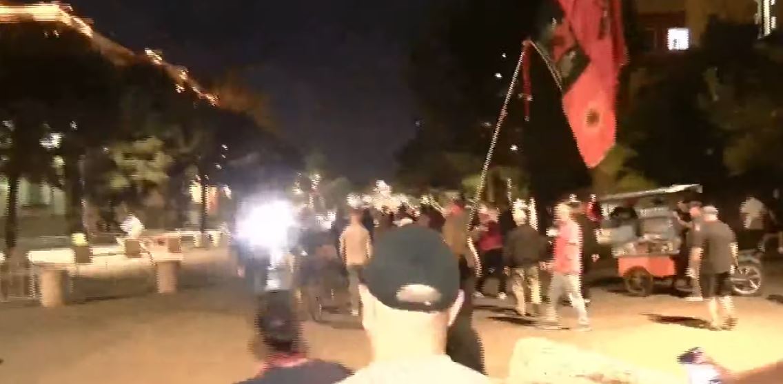 Dita e 114 e protestës  Qytetarë drejtohen për tek Kryeministria  Qeveri e korruptuar  Rama të japë dorëheqjen