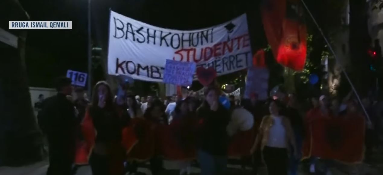  Qeveri e krimit   protestuesit vazhdojnë marshimin në rrugët e Tiranës