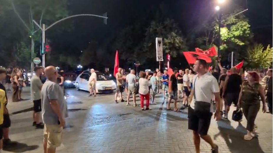 Nis aksioni i protestuesve  mbajnë të bllokuar njërin krah të Unazës