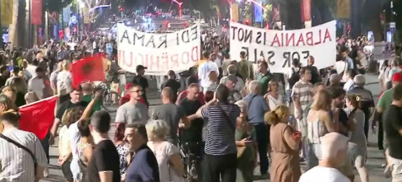  Mblidhni mbeturinat se do shkojnë drejt inceneratorëve fantazmë    Mbyllen fjalimet  nis marshimi drejt Sheshit Skënderbej