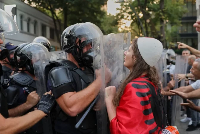 “Arrestoni Ramën!”/ 103 ditë revoltë, gazeta amerikane: Protestat kundër qeverisë kanë tronditur Shqipërinë