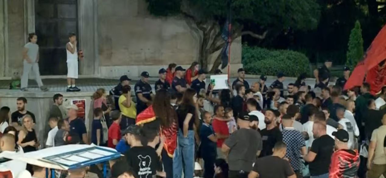 arrestoni-ramen-arrestoni-ramen-protestuesit-vazhdojne-rrethimin-e-kryeministrise