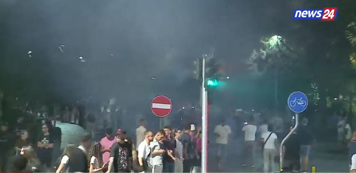 Protestuesit marshim rreth e rrotull Kryeministrisë  në sfond thirrjet e fuqishme  Ju erdhi fundi