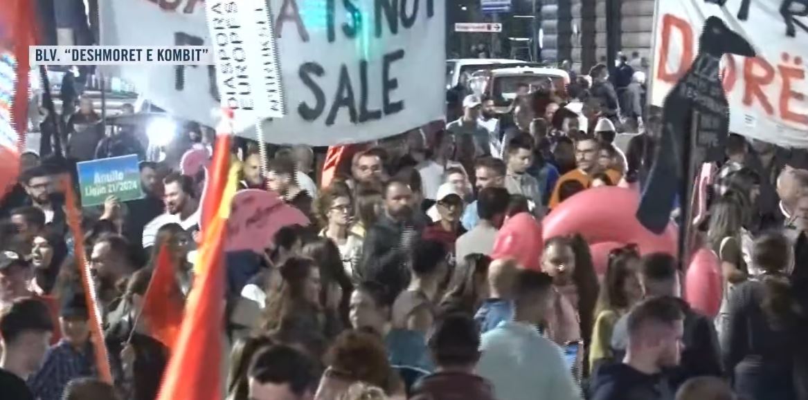 Revolta nuk ndalet   Shqipëria kërkon revolucion   Marshim protestë në rrugët e Tiranës  jehon thirrja  Arresto Ramën  arresto   