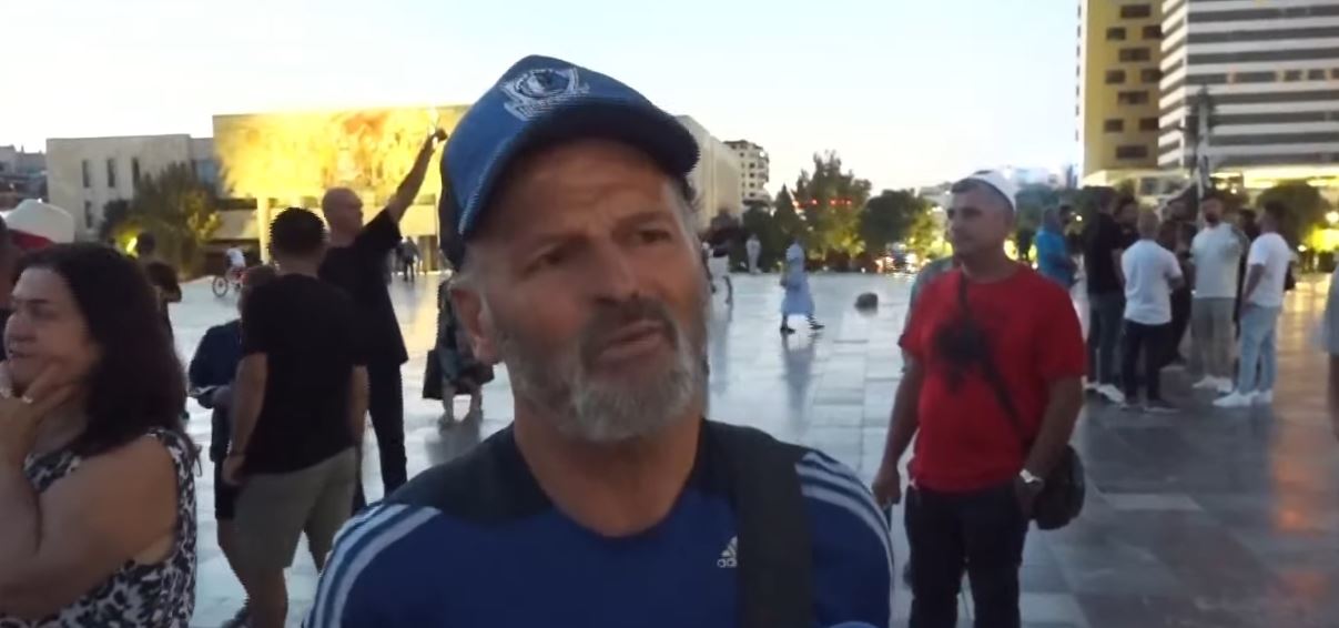  Duhet të përmbyset regjimi 36 vjeçar   Protestuesi  Të mbështesim rininë shqiptare  Ky sistem i shërben vetëm qev   