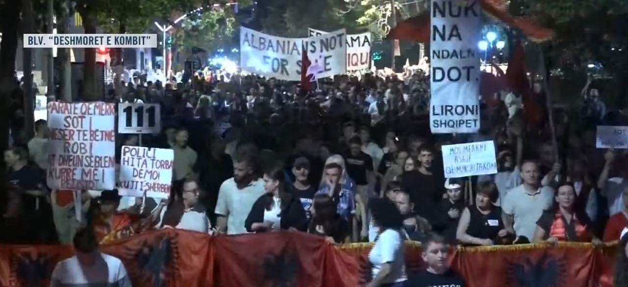  Edi Rama frikacak do të çojmë ty në SPAK   protestuesit vijojnë marshimin në Tiranë  Ju erdhi fundi 