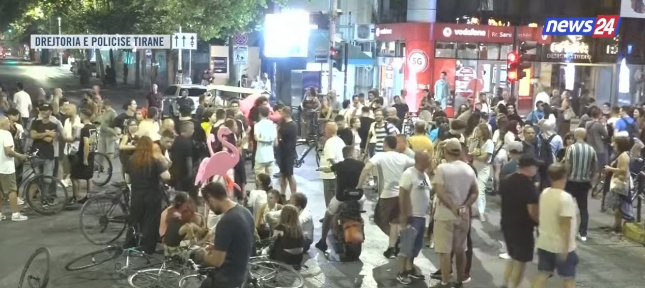  Lironi çunat që të hapim rrugën    Protestuesit bllokojnë aksin para Drejtorisë së Policisë  vendosin një kosh mbeturinash dh   