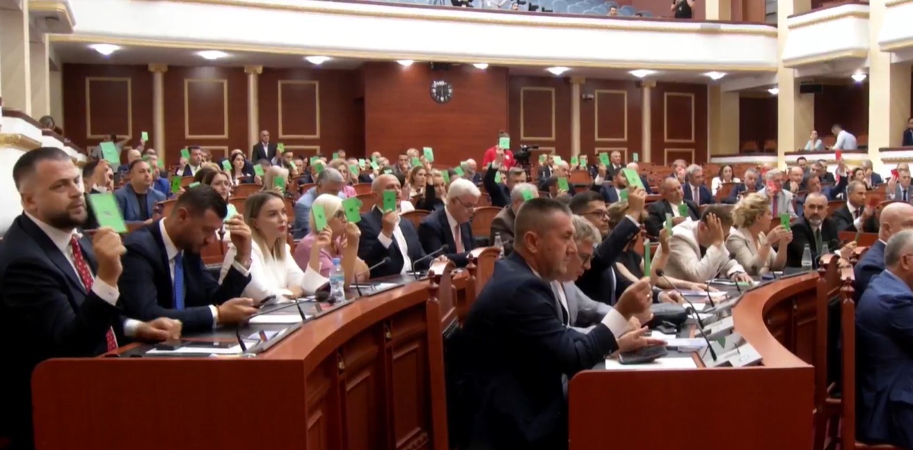 Në vend të Klodiana Spahiut, Evis Kushi zgjidhet nënkryetare e Kuvendit
