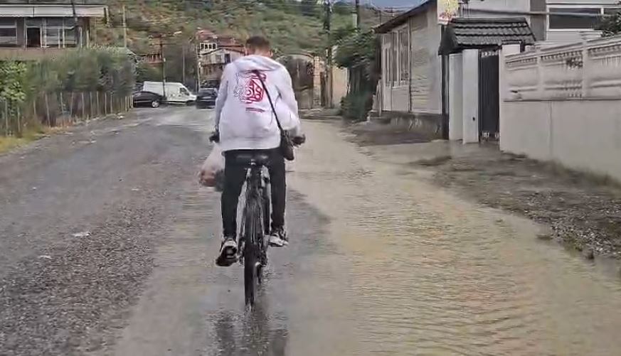 Reshjet e dendura sjellin probleme në Elbasan  ndërhyrje në disa zona