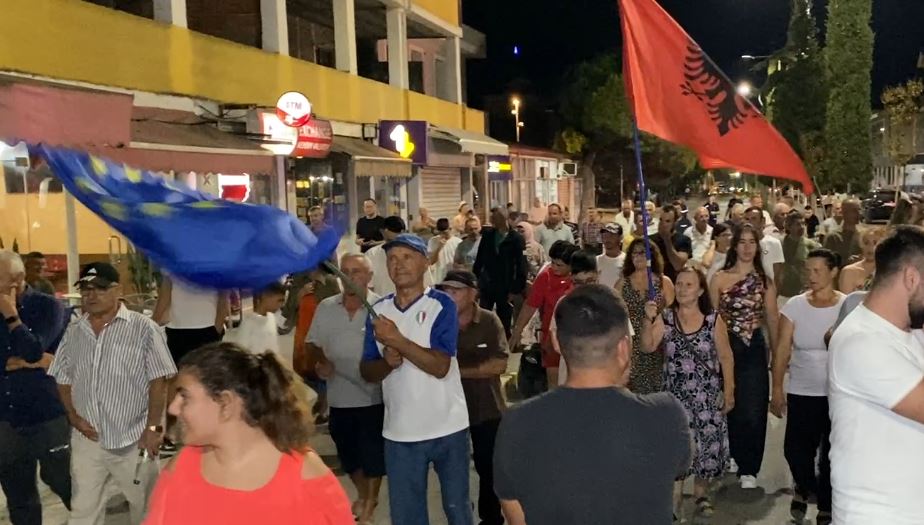 Protestat në Divjakë vijojnë pa ndalim   Qytetarët e revoltuar  Nuk fshihemi nga harta 