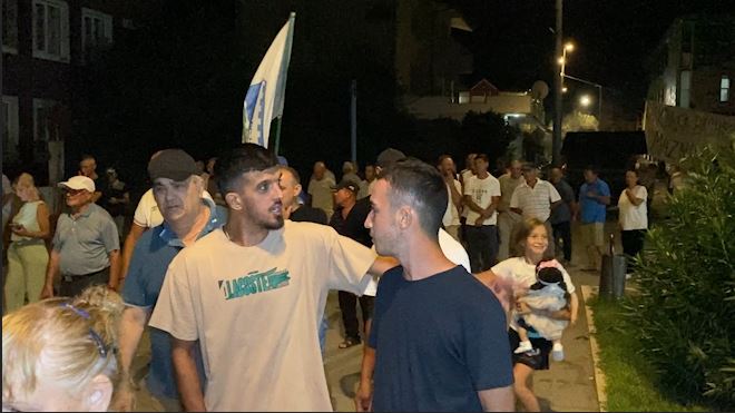 Divjaka kundër shkrirjes si bashki  Mbahet protesta e 42 të kundër bashkimit me Lushnjën