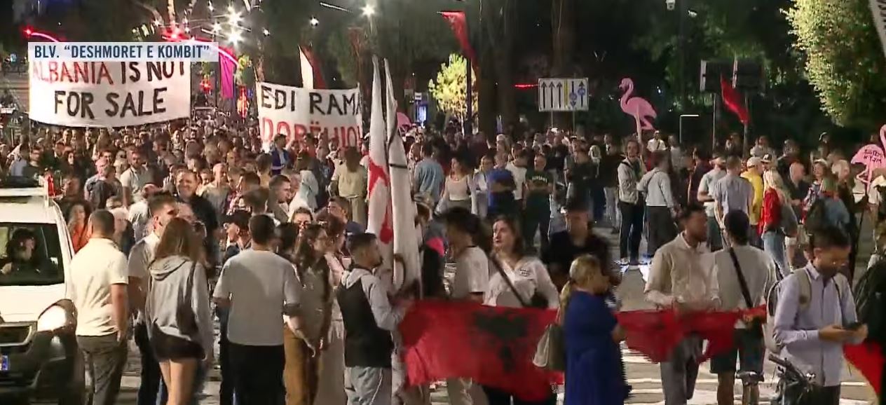Mbyllen fjalimet  protestuesit  skuqin  bulevardin Dëshmorët e Kombit
