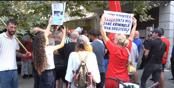  Lironi shqipet   Dita e 97 e protestës nis para Gjykatës Penale  vendoset masa e sigurisë për të arrestuarit  qytetarët  Nuk    