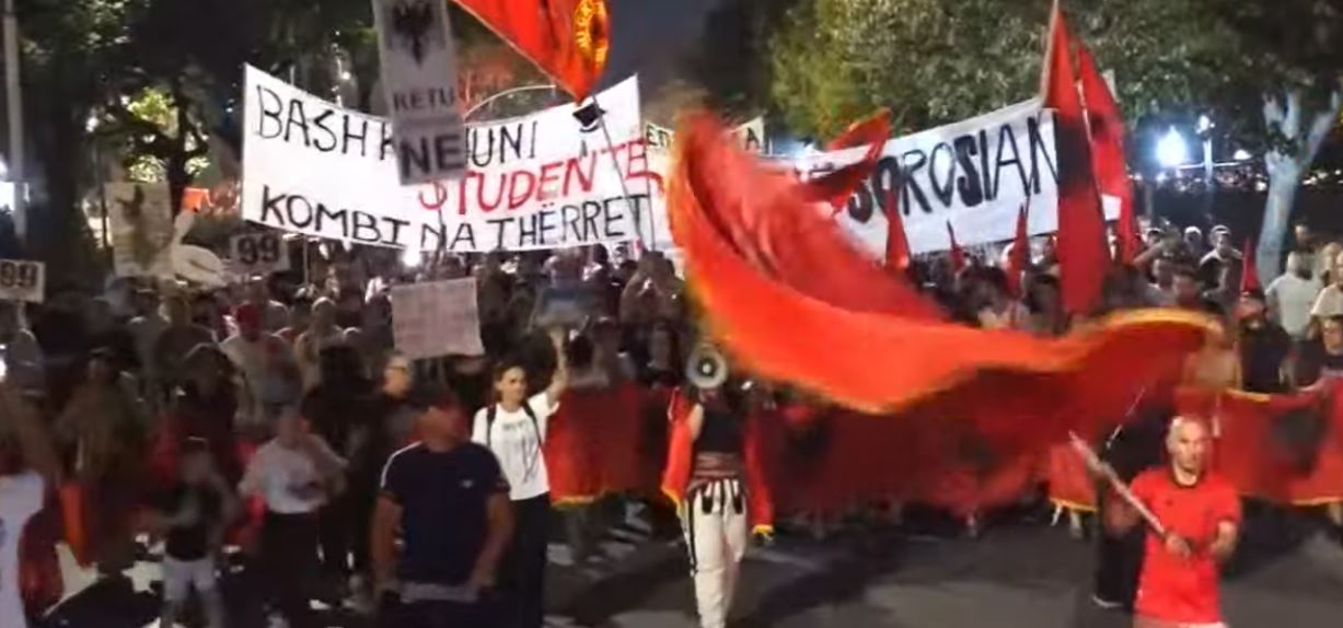  Ju erdhi fundi   qytetarët marshim protestë në kryeqytet  Shqipëria kërkon revolucion  Ndryshim sistemi