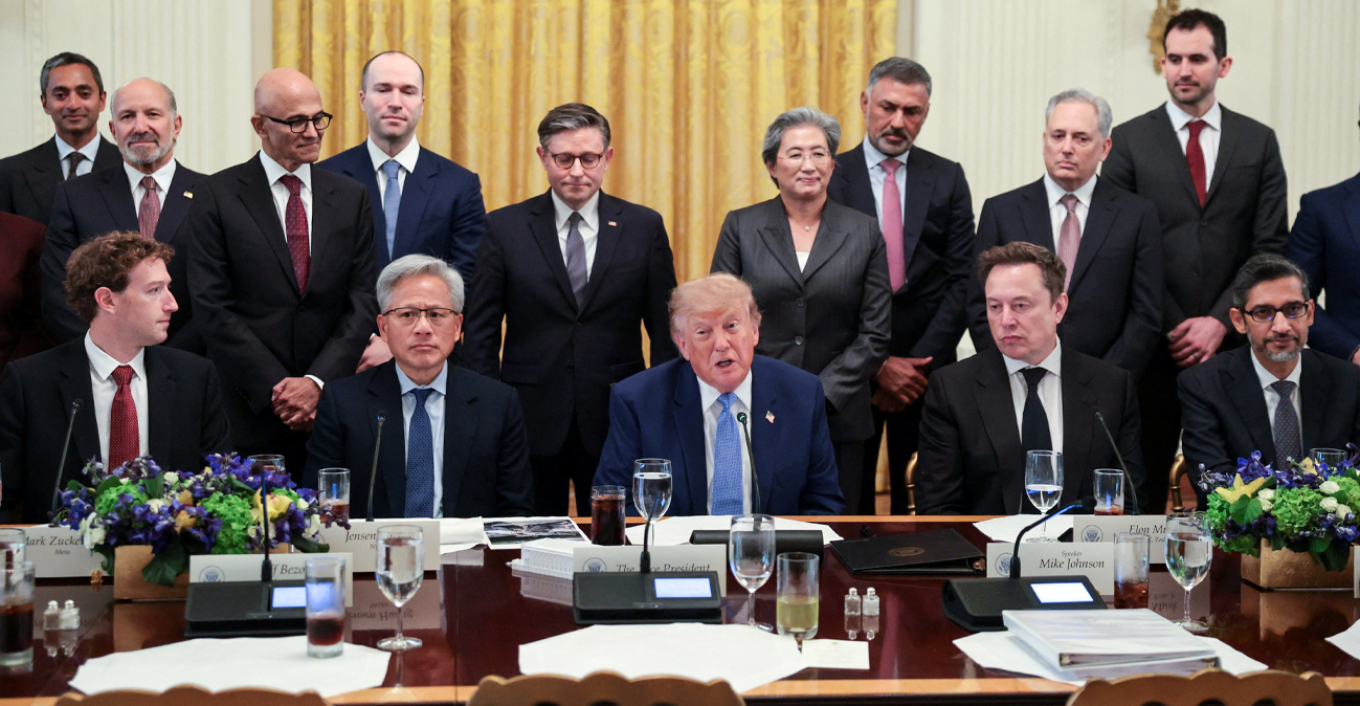 trump-dhe-gjigantet-e-teknologjise-nenshkruajne-marreveshje-per-sigurine-e-ia-se-presidenti-i-shba-pothuajse-si-kushtetute