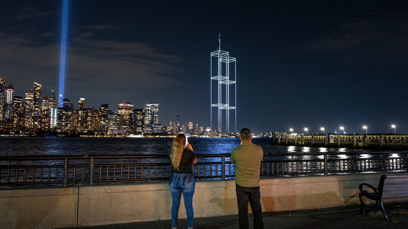2 977 dronë ndriçojnë qiellin e New York ut në nderim të viktimave të 11 Shtatorit