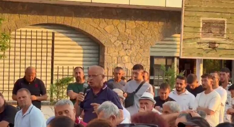 Dëgjesa për Reformën Territoriale kthehet në përplasje në Rrajcë, banorët kërkojnë përgjigje nga deputetët e PS