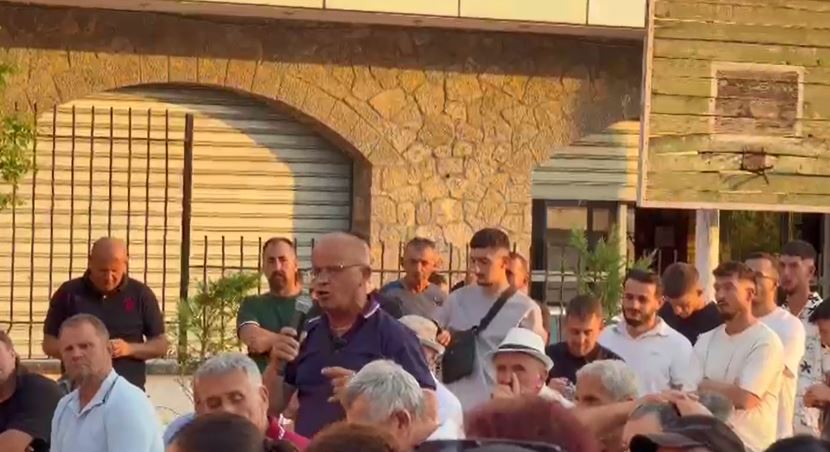 Dëgjesa për Reformën Territoriale kthehet në përplasje në Rrajcë  banorët kërkojnë përgjigje nga deputetët e PS