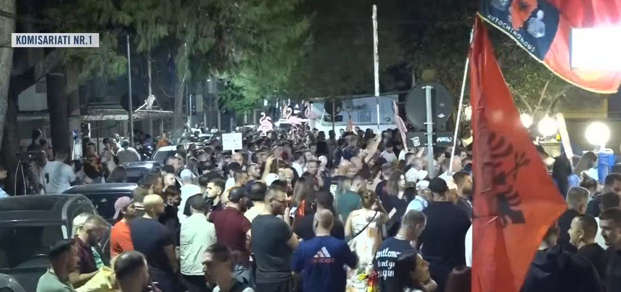 Protestuesit rrethojnë Komisariatin Nr  1  Thirrje për lirimin e të ndaluarve  Arrestoni Edi Ramën  lironi qytetarët 