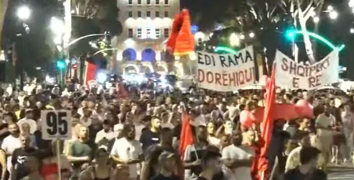 Nis marshimi në bulevard   Paralajmërohet sërish rrethimi i Kryeministrisë  Arrestoni Ramën  lironi qytetarët 