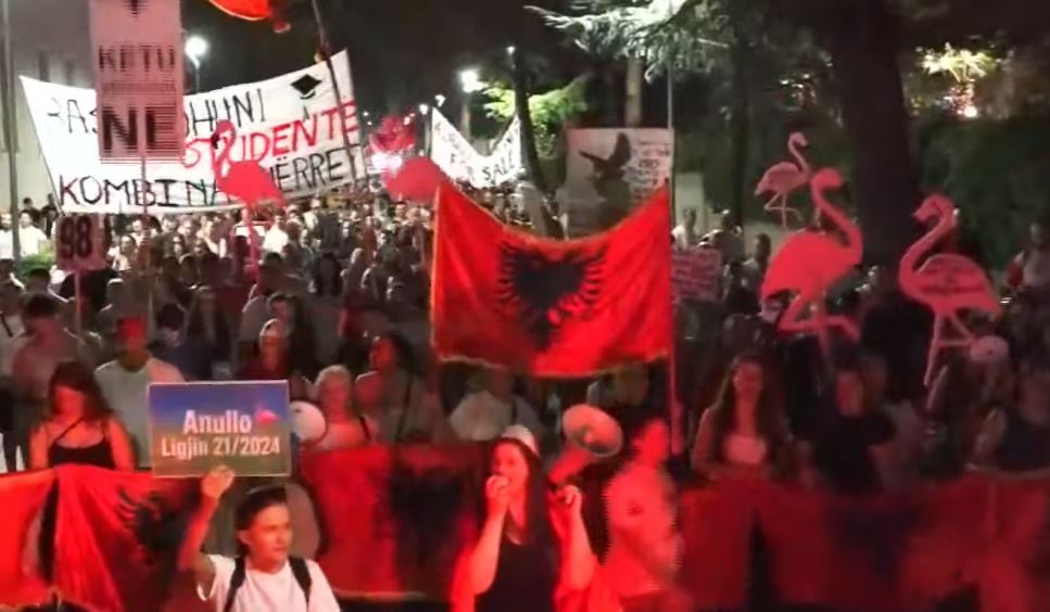  Nuk shitet Shqipëria  shitet qeveria    Mbyllet nata e 98 të e revoltës  Protestuesit rikthehen te Kryeministria me thirrje p   