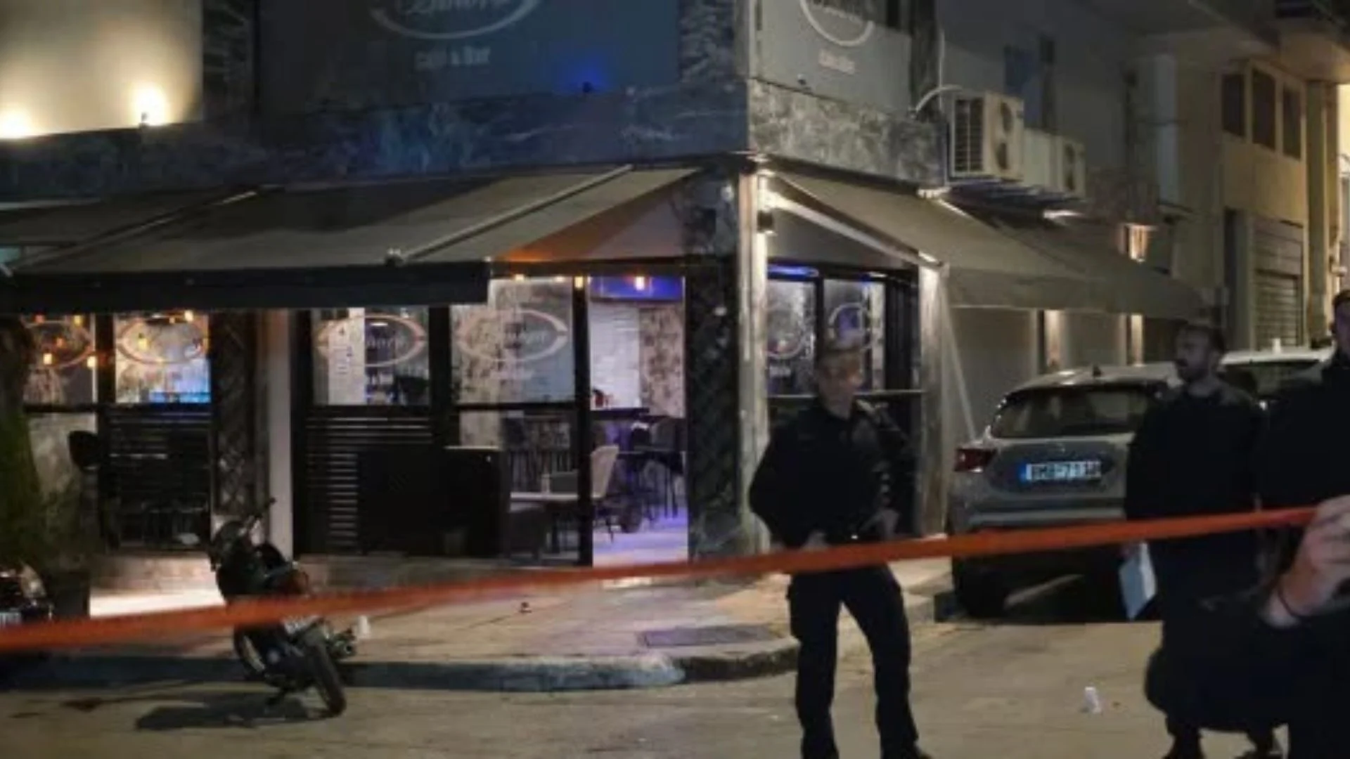 Të shtëna me armë ndaj një kafeneje në Athinë   Plagoset një fëmijë shqiptar  autorët djegin automjetin dhe largohen