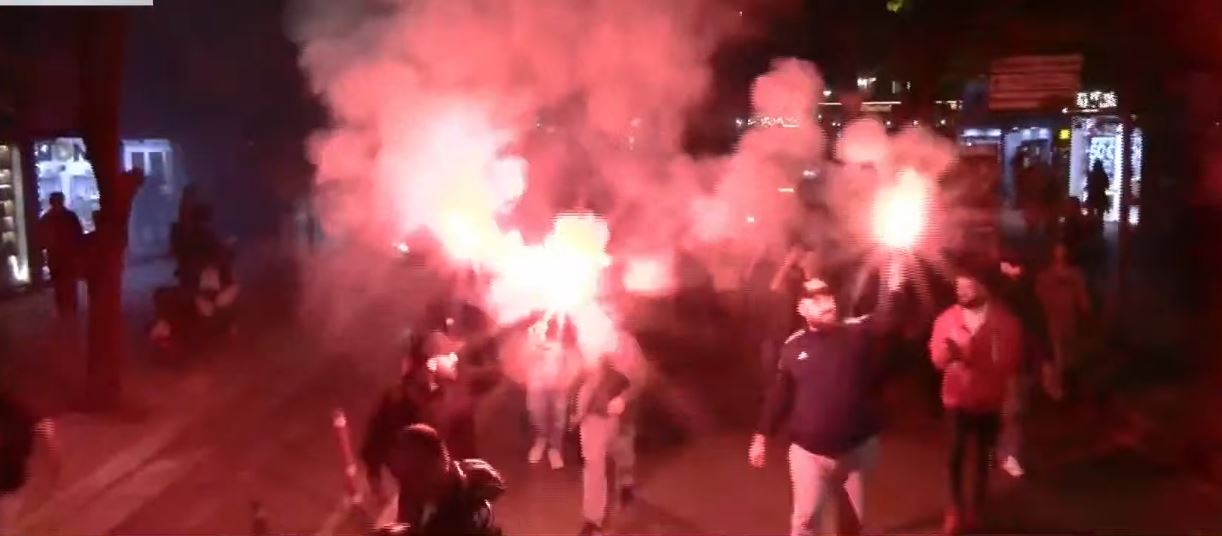 Protestuesit ndezin Tiranën  marshojnë me flakadanë në rrugët e kryeqytetit  jehon thirrja  Arrestoni Ramën