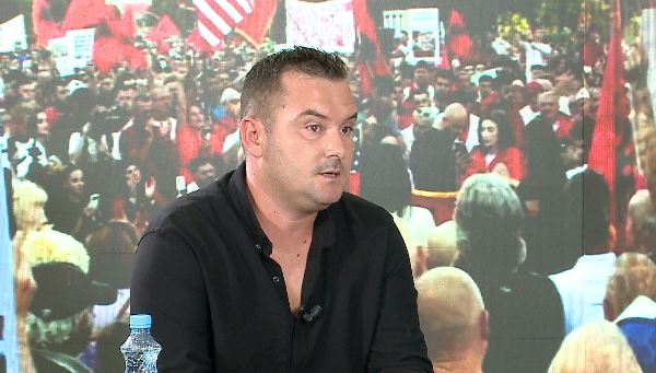  Qytetarët në kurbet  hajdutët në pushtet   biznesmeni  Kryeministri dje provokonte protestuesit  hapte e mbyllte grilat   