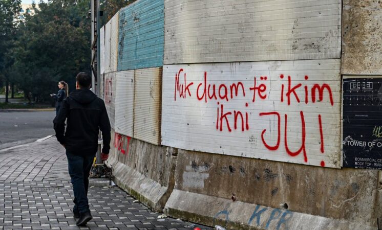 FOTOLAJM/ “Ky është fundi”, të rinjtë grafiti me mesazhe për politikën: Nuk duam të ikim, ikni ju!