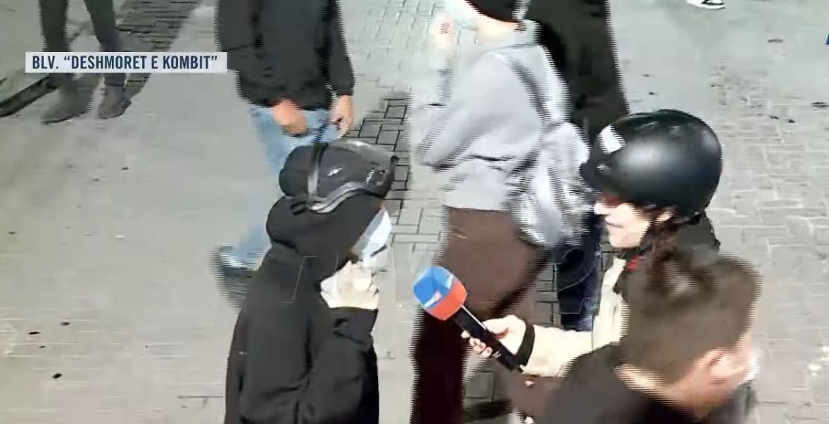  Jam turist   Policia shoqëron edhe një të huaj gjatë protestës  studentja  Rama dhe policia nuk na trembin  po lodhen kot 