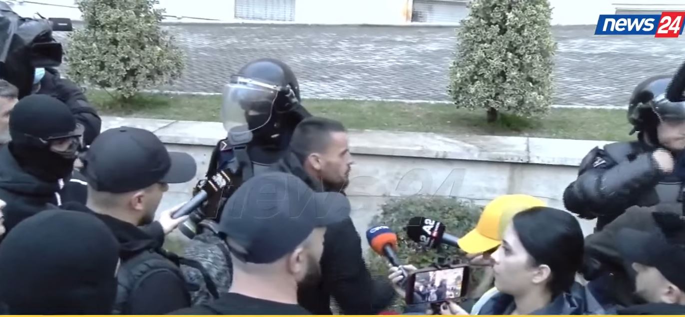 Foto nga burimi: Lëndimi i të rinjve nga dhuna policore, protestuesit përballen me policinë: Keni zgjedhur anën e turpit! As serbi e greku s’na e ka bërë atë që na bëtë ju! Shpresoj të mos ketë viktima