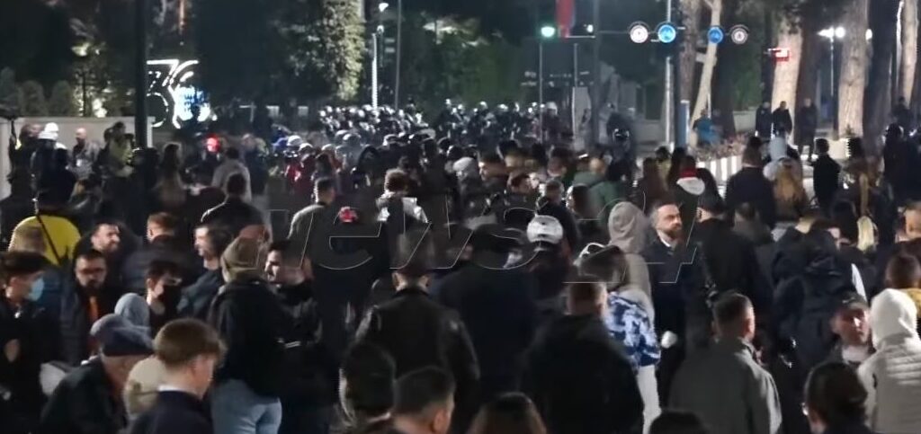 Foto nga burimi: Dita e 12-të e protestës së studentëve/ Sot tubim kombëtar! Në Tiranë bashkohen pedagogë, mjekë, artistë dhe studentë nga rrethet