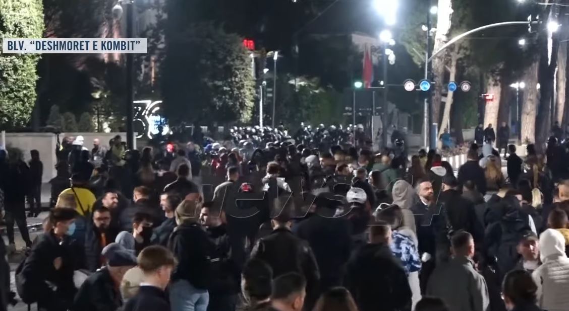 Refuzuan dialogun e Ramës   Të rinjtë vijojnë të palëkundur protestën para Kryeministrisë pavarësisht prezencës së polic   