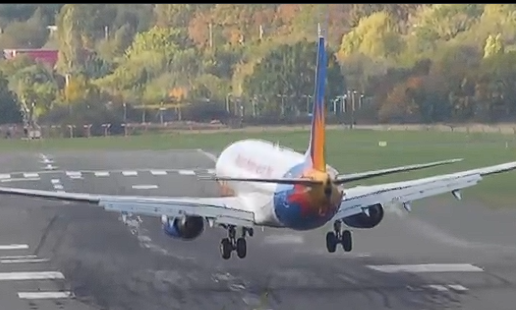 Foto nga burimi: Momente paniku në aeroportin e Birminghamit, erërat e forta nxjerrin avionin nga pista gjatë uljes! (VIDEO)