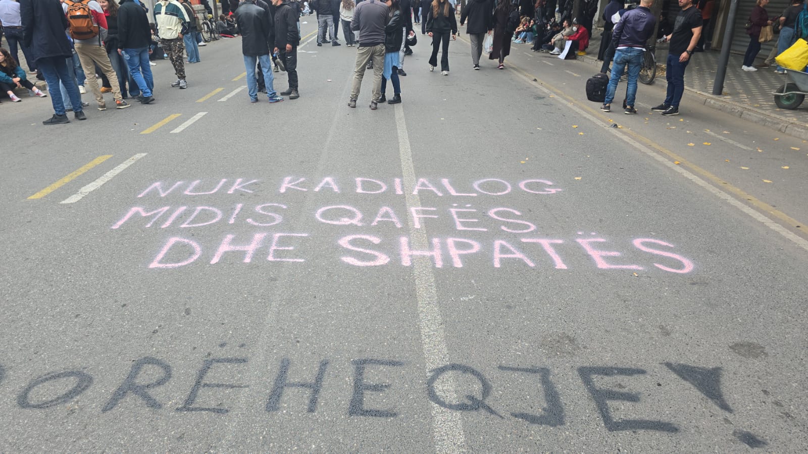 nuk-ka-dialog-mes-qafes-dhe-shpates-rama-u-nxori-karriget-para-kryeministrise-studentet-te-vendosur-jep-doreheqjen