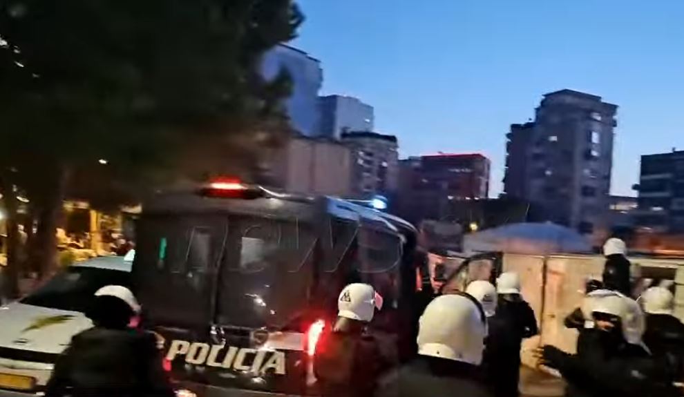 Foto nga burimi: Përplasjet vijojnë në rrugët e Tiranës! Policia ndjek të rinjtë me ujë me presion e gaz lotsjellës pranë qendrës së qytetit