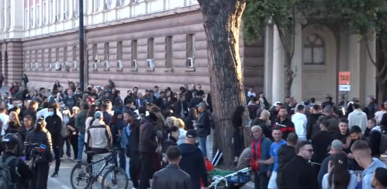 Shtohen protestuesit para Kryeministrisë  studentët dhe qytetarët vijojnë rezistencën me vendosmëri
