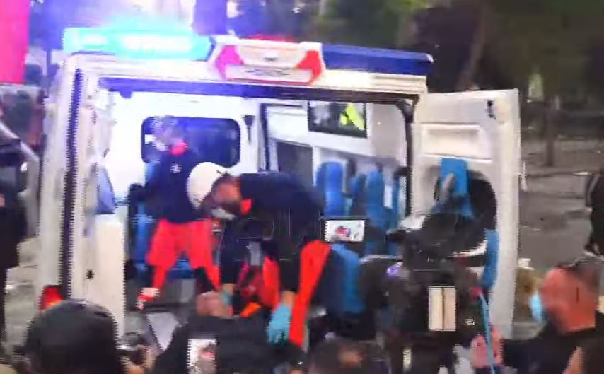 Humbi ndjenjat pas goditjes nga policia  Merret me ambulancë qytetari i lënduar