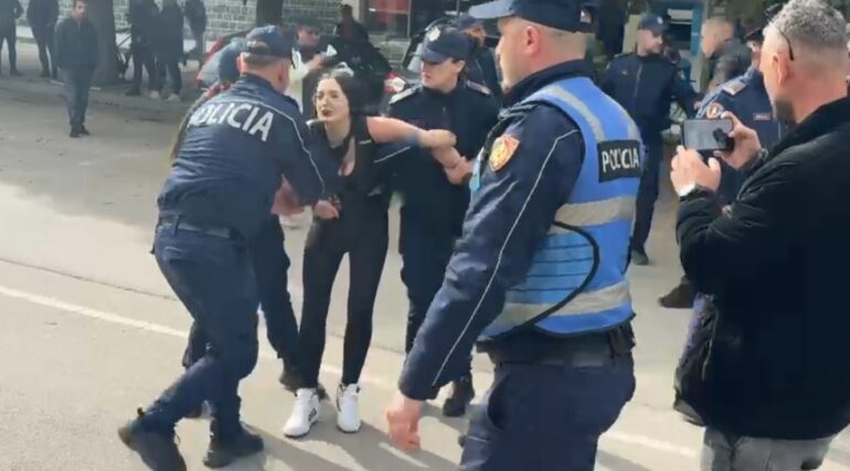 Valë masive shoqërimesh në Korçë/ Dhjetëra të ndaluar, policia nuk kursen as minorenët