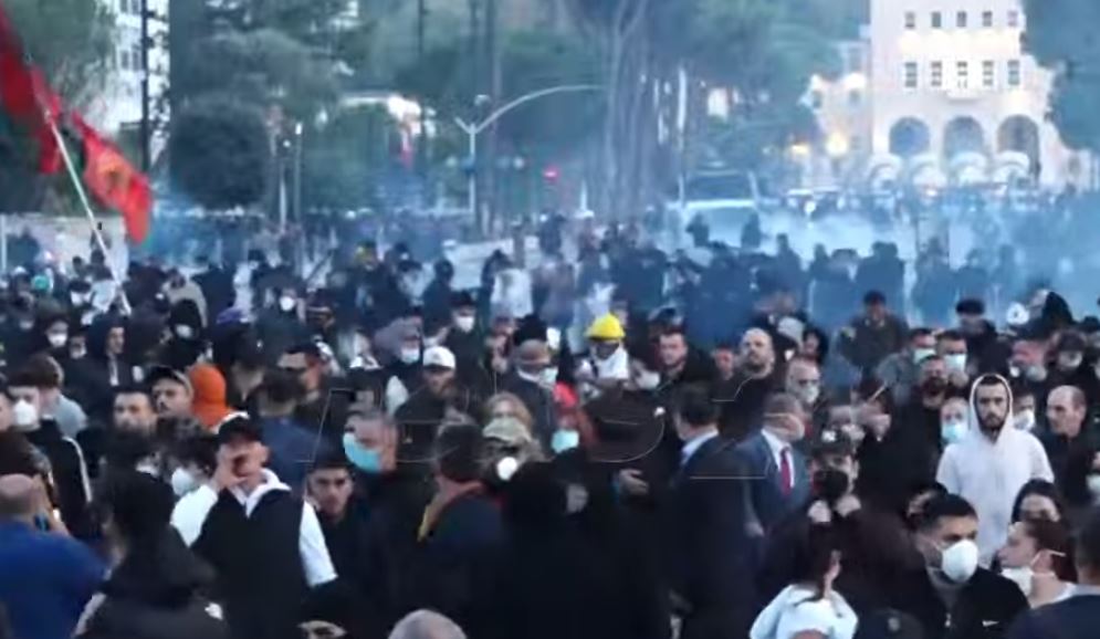 Foto nga burimi: “Gjykata liron protestuesit”, Shoqata Kombëtare e Gjyqtarëve reagon ndaj deklaratave të Ramës: Vendimet i merr drejtësia, jo politika