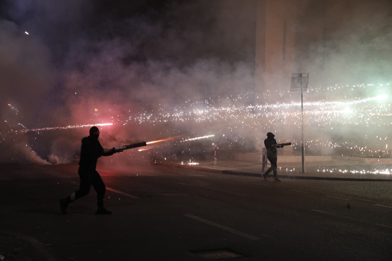 Protestuesit  zbarkojnë  te selia e PS  hedhin mjete piroteknike  Policia përgjigjet me gaz lotsjellës e plumba gome  Një pers   