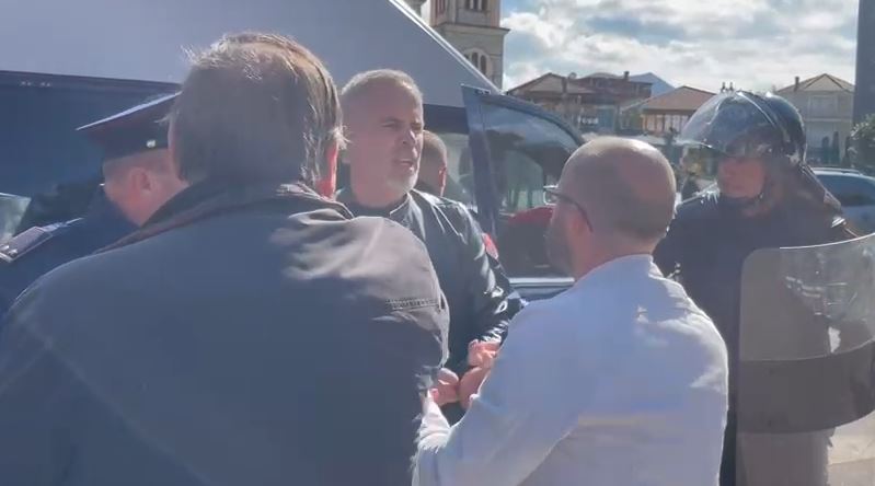Foto nga burimi: Tensione në Korçë! Avokati ndërhyn gjatë shoqërimeve të dhunshme të protestuesve: Po merrni fëmijët! Lërini të protestojnë!