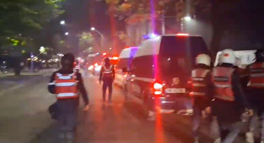 Efektivët e maskuar dhunuan protestuesit në ambientet e saj  Kisha Orthodhokse  Udhëheqja e dhunës nuk ka vend në altaret tona   