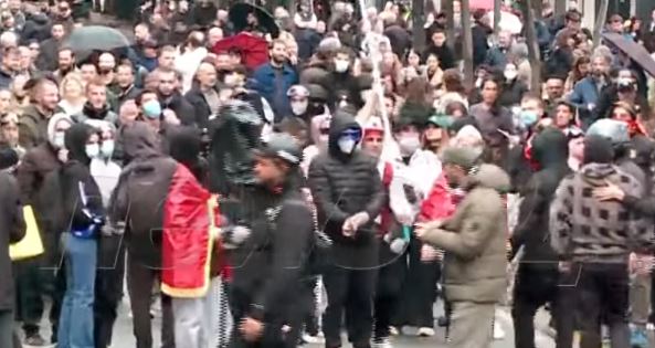 Dita e 13 të e revoltës studentore  Protestuesit nisin të mblidhen para Ministrisë së Arsimit  të rinj dhe qytetarë të shumtë    